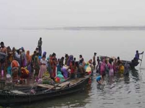 Devotees of faith caused by the plunge