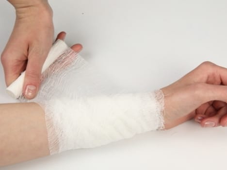 girl cut arm vein in kullu