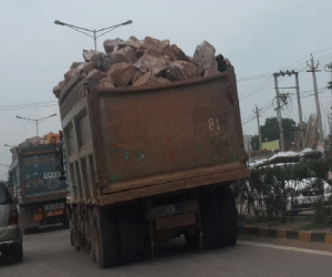 Police registered a case in stone, seized the 34 dumper.