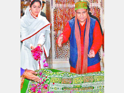 Katrina Kaif visited the shrine of Hazrat Sheikh Salim Chisti