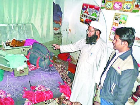 Wife and children hostage looted