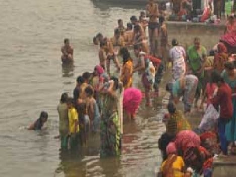 Devotees of faith caused by the plunge
