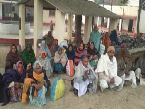 Girl killed in a road accident , 14 injured