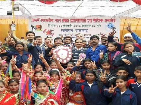 The children waved the flag of the district board level