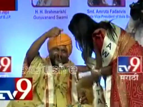 devendra fadnavis wife Necklace made Out Of Thin Air godaman