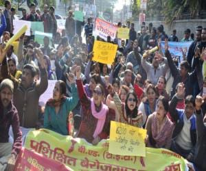 trained teacher start protest, trying to go secretariat.