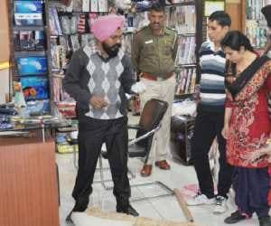 cloth showroom theft incident at manimajra