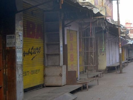 Off bullion market, traders display