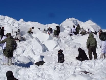 The bodies of the soldiers from the base camp to reach Leh