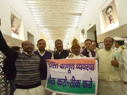 ruckus in up vidhan sabha