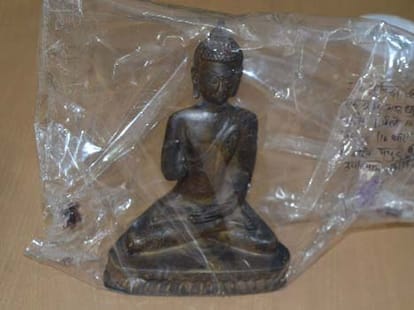2 Smugglers held while trying to sell 5cr Buddha statue