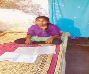 girl reaches police station for complaint against her father