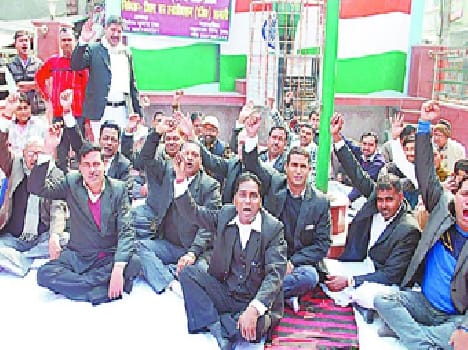 The strike paralyzed the functioning of advocates