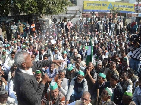 farmers on road, protest agaisnt government