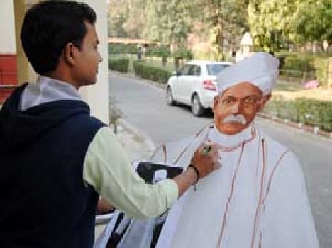 Instigating picturesque floats decorating student