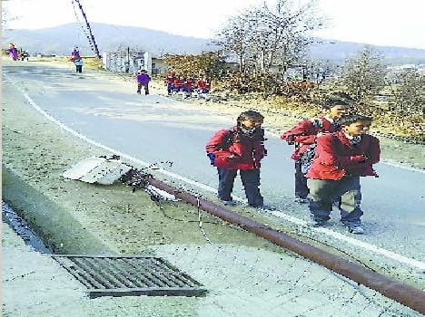 Broken power pole, child survivors