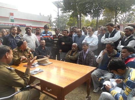 businessmen forced market shutdown and blocked highway against police inaction .