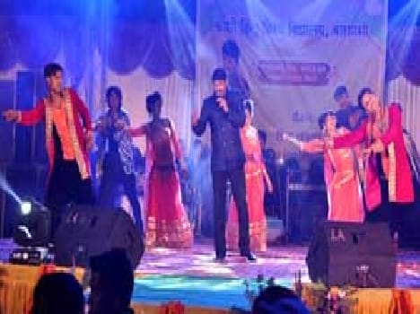 At the BHU and Manoj Tiwari has entangles from songs