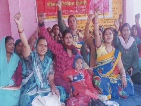 Anganwadi workers demonstrated on the block