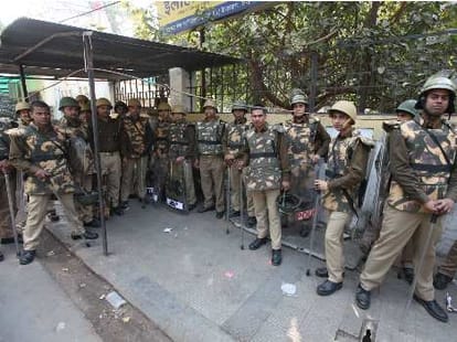 Complain against lawyers in lucknow.