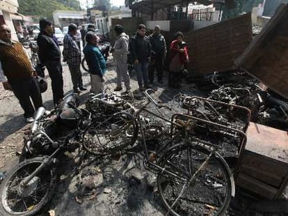 Complain against lawyers in lucknow.
