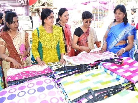 Big market was buzzing with customers Amar Ujala