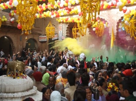 holi at bankebihari temple