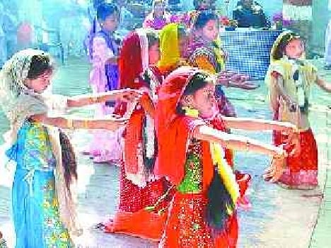 devotees worshiped goddess saraswati on vasant panchami