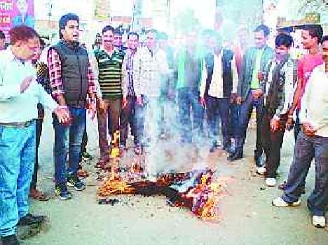 Burned effigies of JNU students' union president, expressed his displeasure