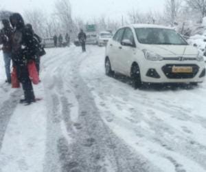 snowfall in kupvi, road block
