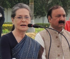 Sonia Gandhi attacks at Modi in Raebareli.