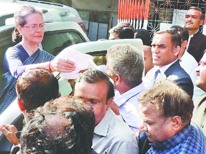 Sonia Gandhi attacks at Modi in Raebareli.