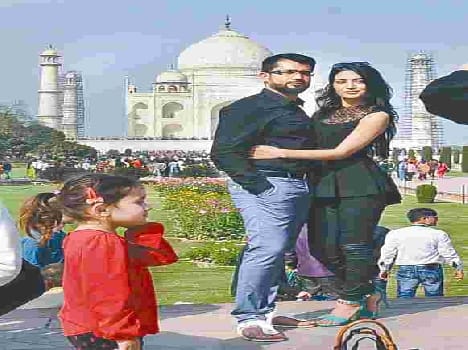 couples shopping to celebrate to Valentine's Day 