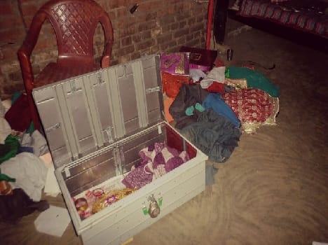 loot in two houses of manpur