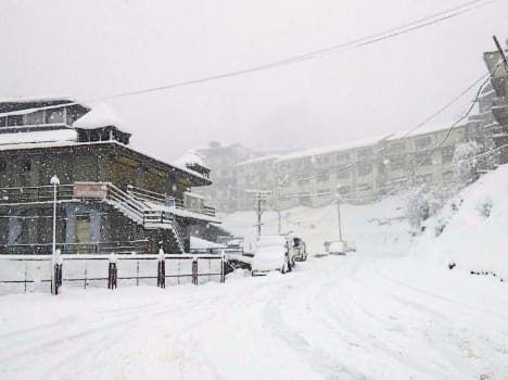 kufri national highway blocked after heavy snowfall