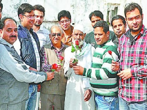 The power given to the elderly, the young flower - Shawl
