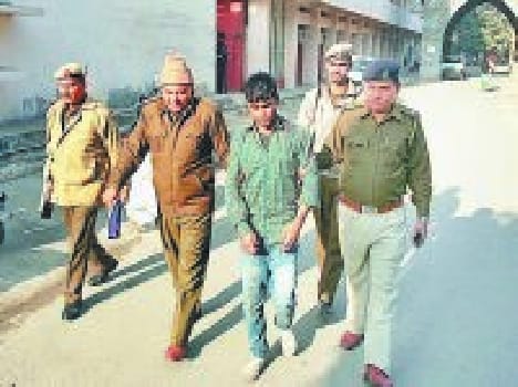 Animal smugglers and police firing, one smuggler serious