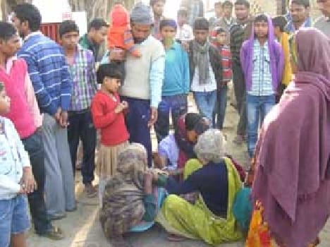 The young man by hitting him with sticks killing