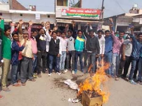 Syus workers burnt effigies of the Centre