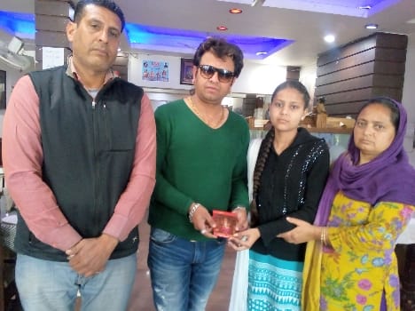 nati king kuldeep sharma give 11 thousand rupee to sonika.