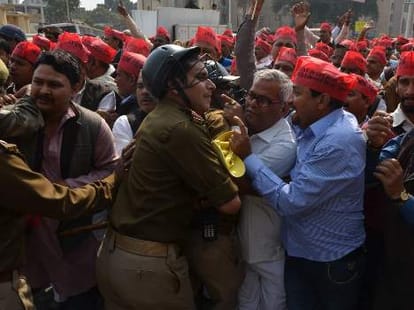 teachers ruckus at vidhanbhavan 