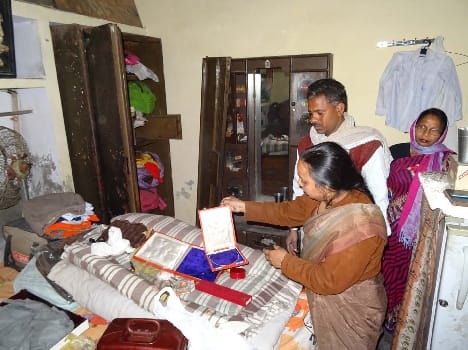 theft in Six minutes in daytime in business men house.