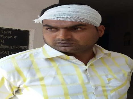 bag full of 39 thousand rupees Looted from salesmen.
