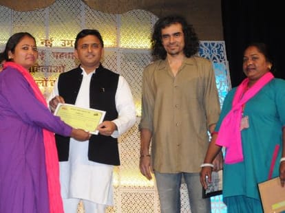 Akhilesh gives e rickshaw to women.