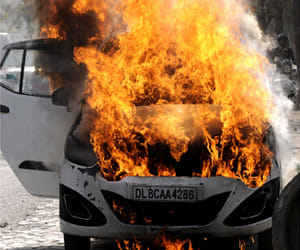 Fire in a moving car, the driver jumped to save lives
