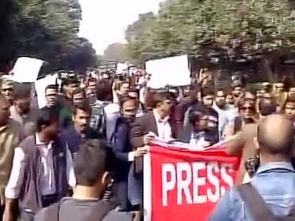 JNU row: kejriwal reaches hm rajnath singhs residence, journalists protest against lawyers barber behaviour in patiala house court