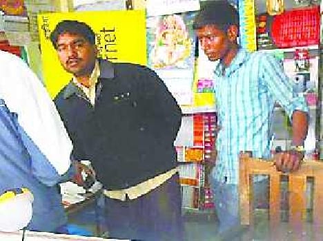 Mobile shop looted