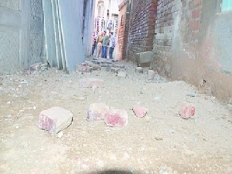 two sides threw stones at the wall dispute