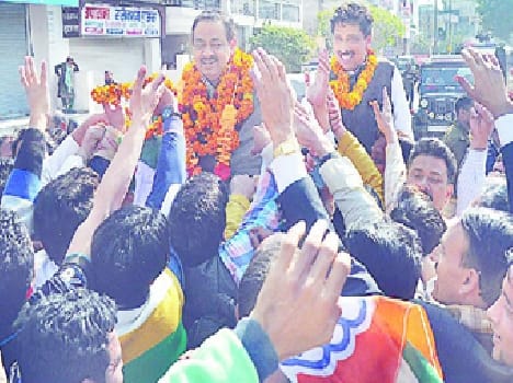 SP-BJP showed Mirror