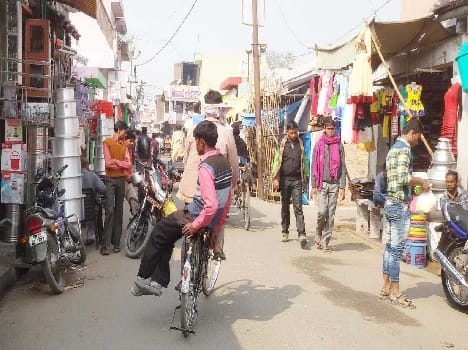 Sahaswan peace, market Engaged in a lively return